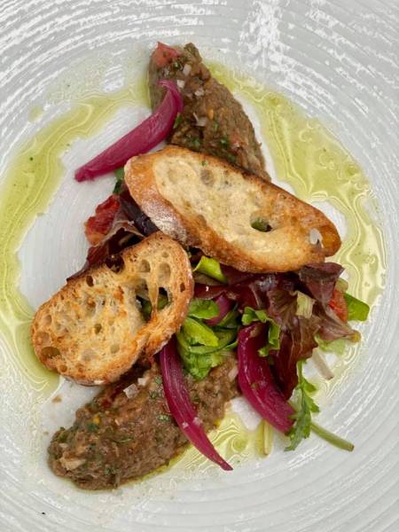 Caviar d'aubergines, mesclun et toast de pain à l'ail entrée du jour de jeudi 22 octobre 2020 au Maze