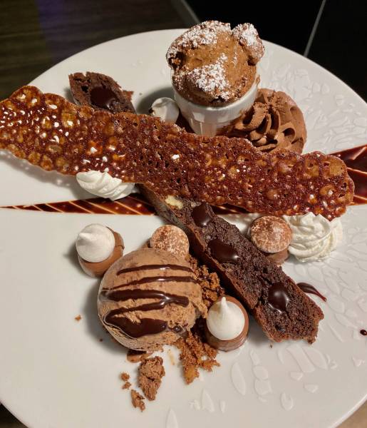 Le Tout Chocolat dessert pour les vrais amateurs de chocolat et cacao à The Maze Restaurant dans l'Ouest Lyonnais