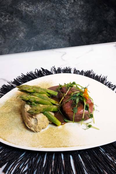 Grenadin de veau braisé, purée a la truffe et asperges en trois façons.